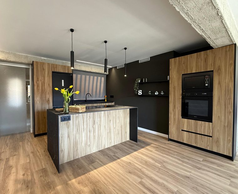 Isla de cocina con madera y encimera oscura