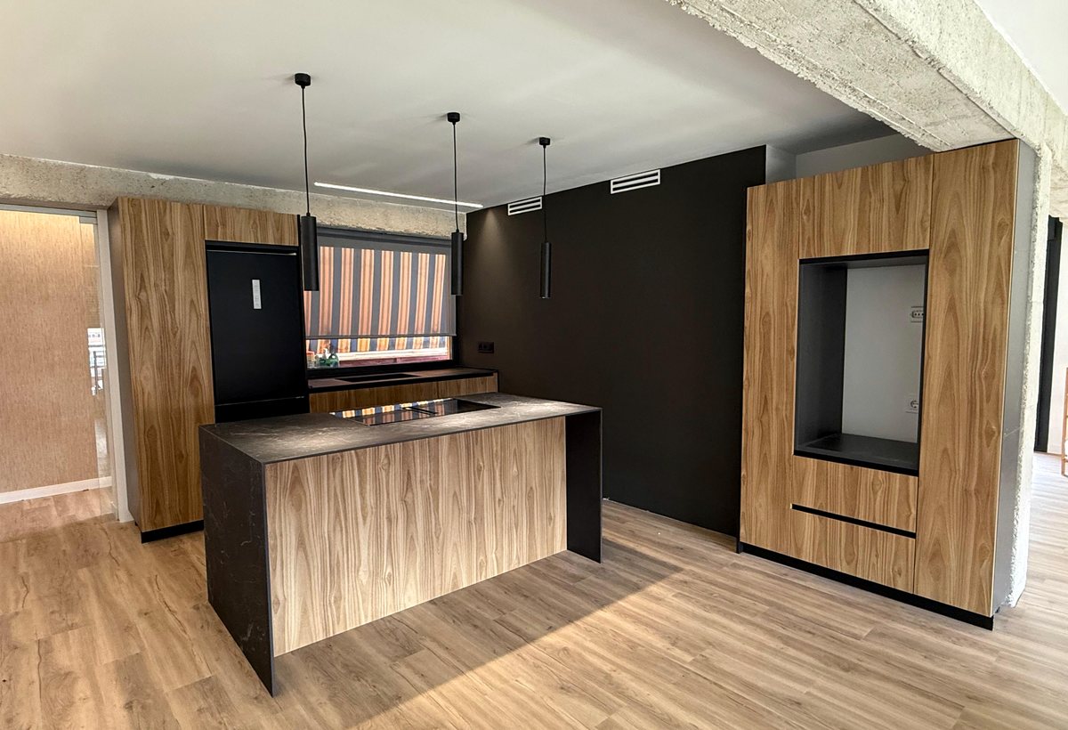 Cocina actual con isla y columnas de madera CARPINS