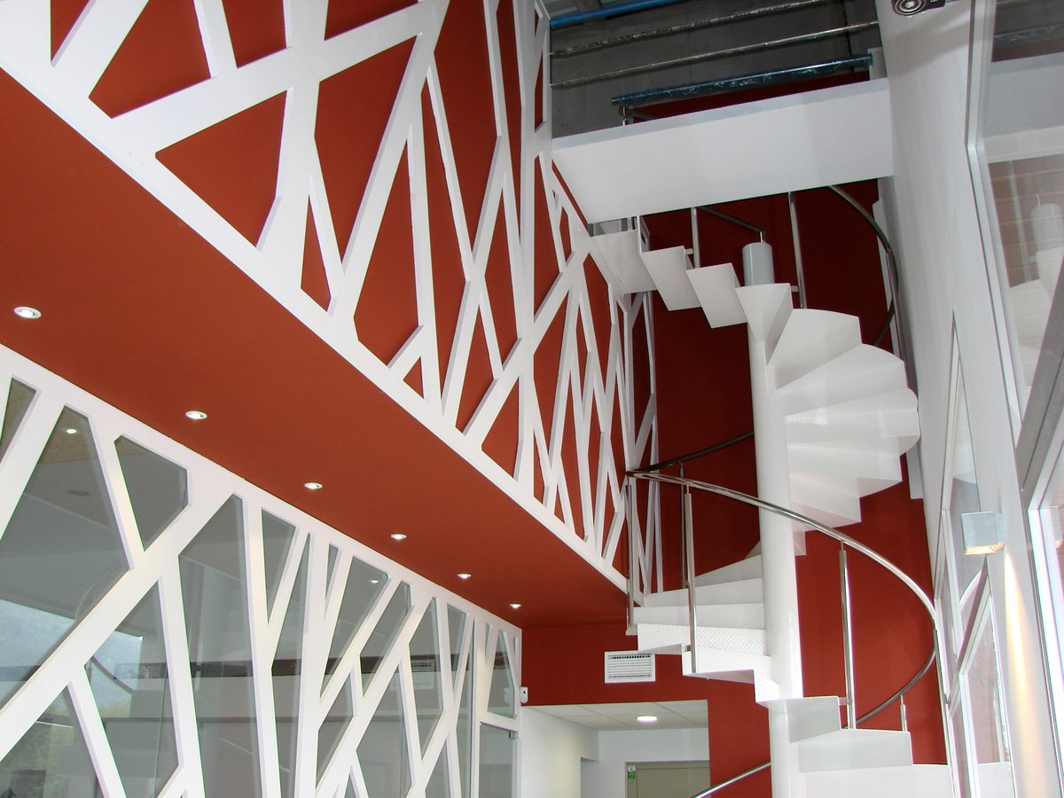Celosía decorativa roja en espacio comercial