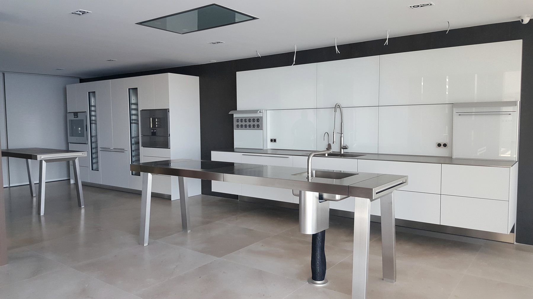Cocina blanca abierta realizada por CARPINS