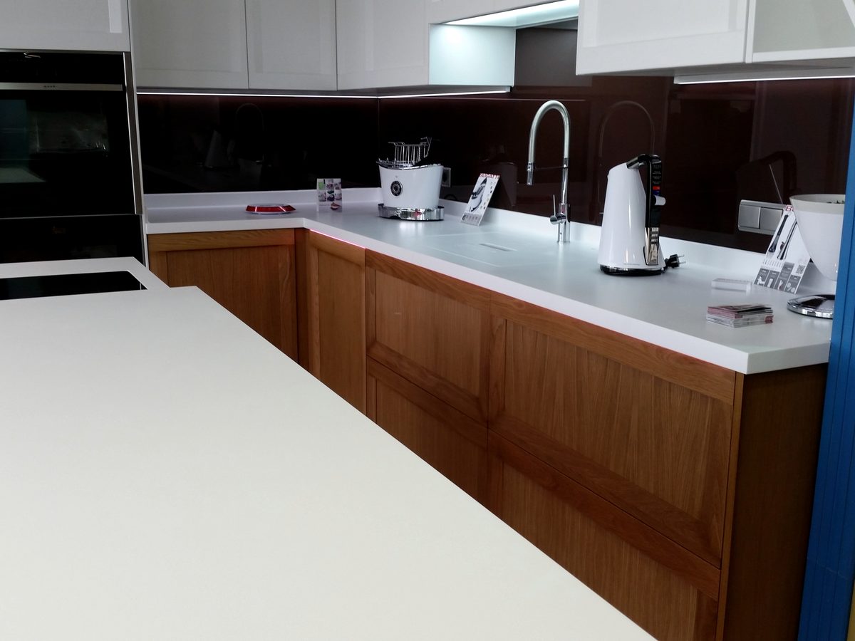 Cocina Krion y madera realizada por CARPINS