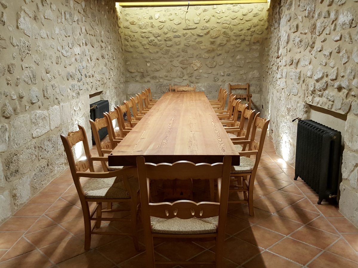 Mesa de madera de derribo realizada por CARPINS